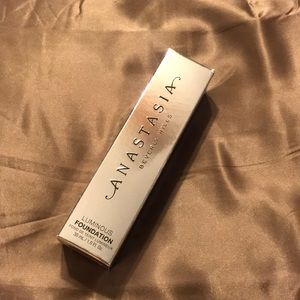 Anastasia Beverly Hills Luminous Foundation 130N